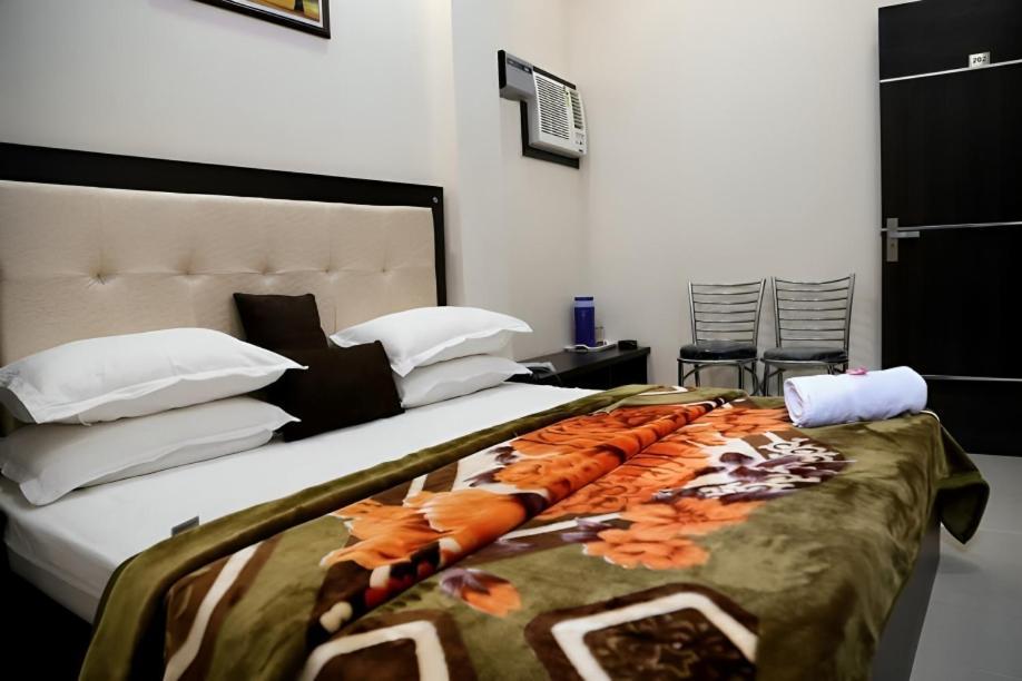 Hotel White Tulip Amritsar Esterno foto